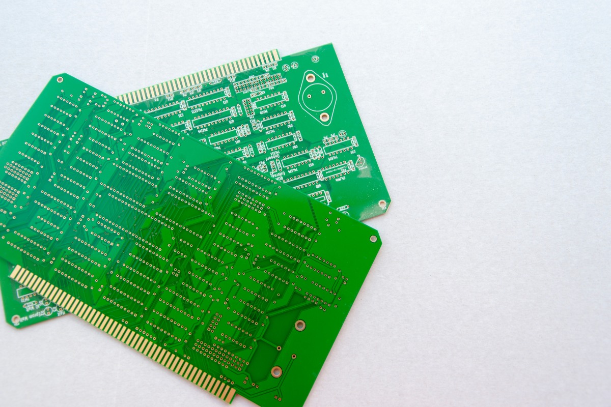 Perché i PCB sono verdi? La storia e le ragioni dietro il colore