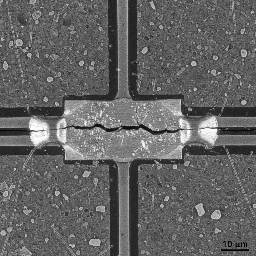 ภาพขยายด้วยกล้องจุลทรรศน์อิเล็กตรอนของรอยเชื่อมต่อบัดกรีที่แตกซึ่งเชื่อมต่อส่วนประกอบกับแผงวงจร